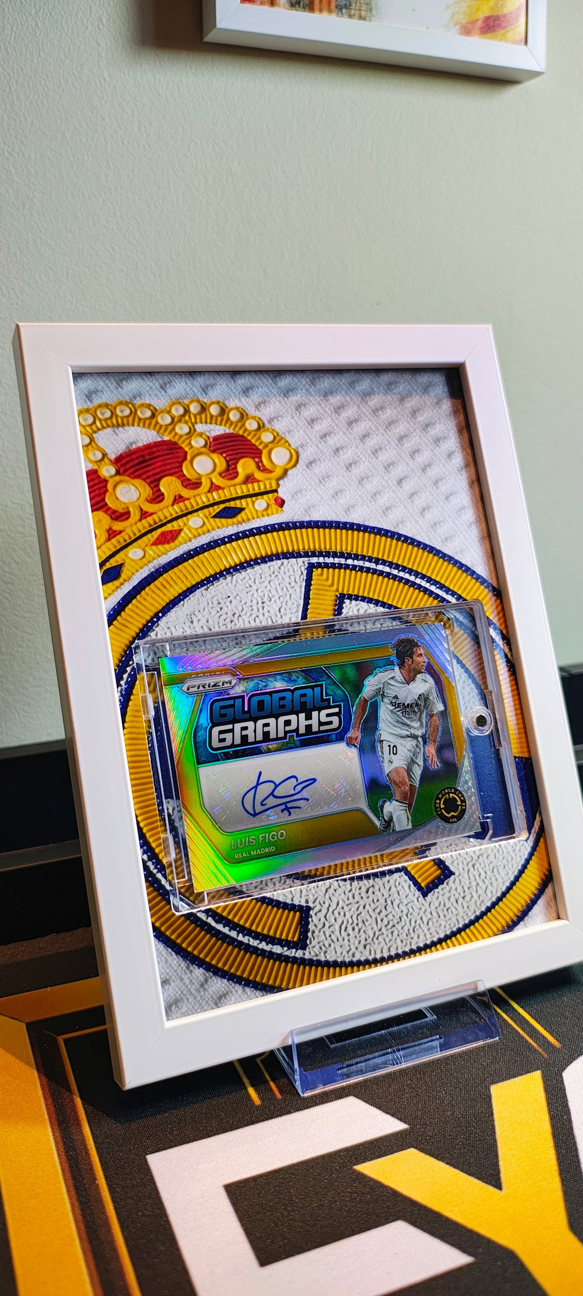 Luis Figo autograf /49 – Panini Prizm Global Graphs i Real Madrid-ramme