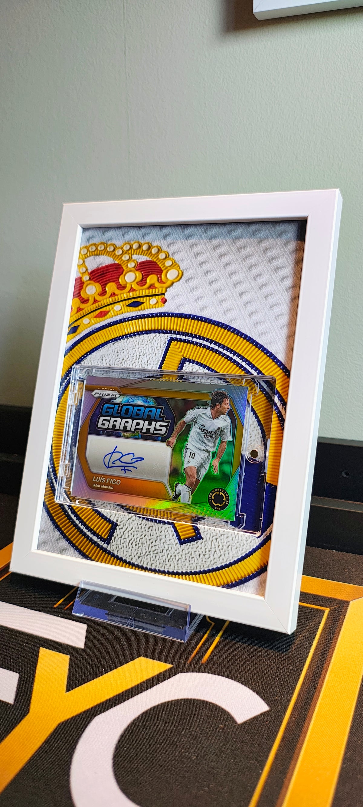 Luis Figo autograf /49 – Panini Prizm Global Graphs i Real Madrid-ramme