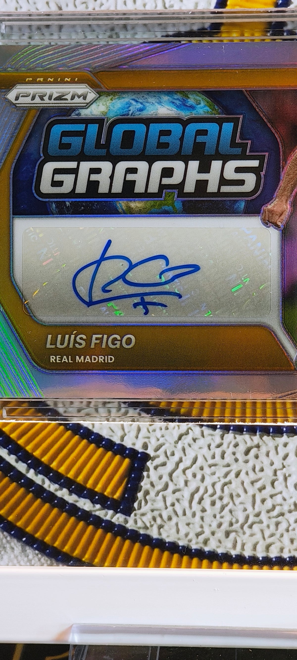 Luis Figo autograf /49 – Panini Prizm Global Graphs i Real Madrid-ramme