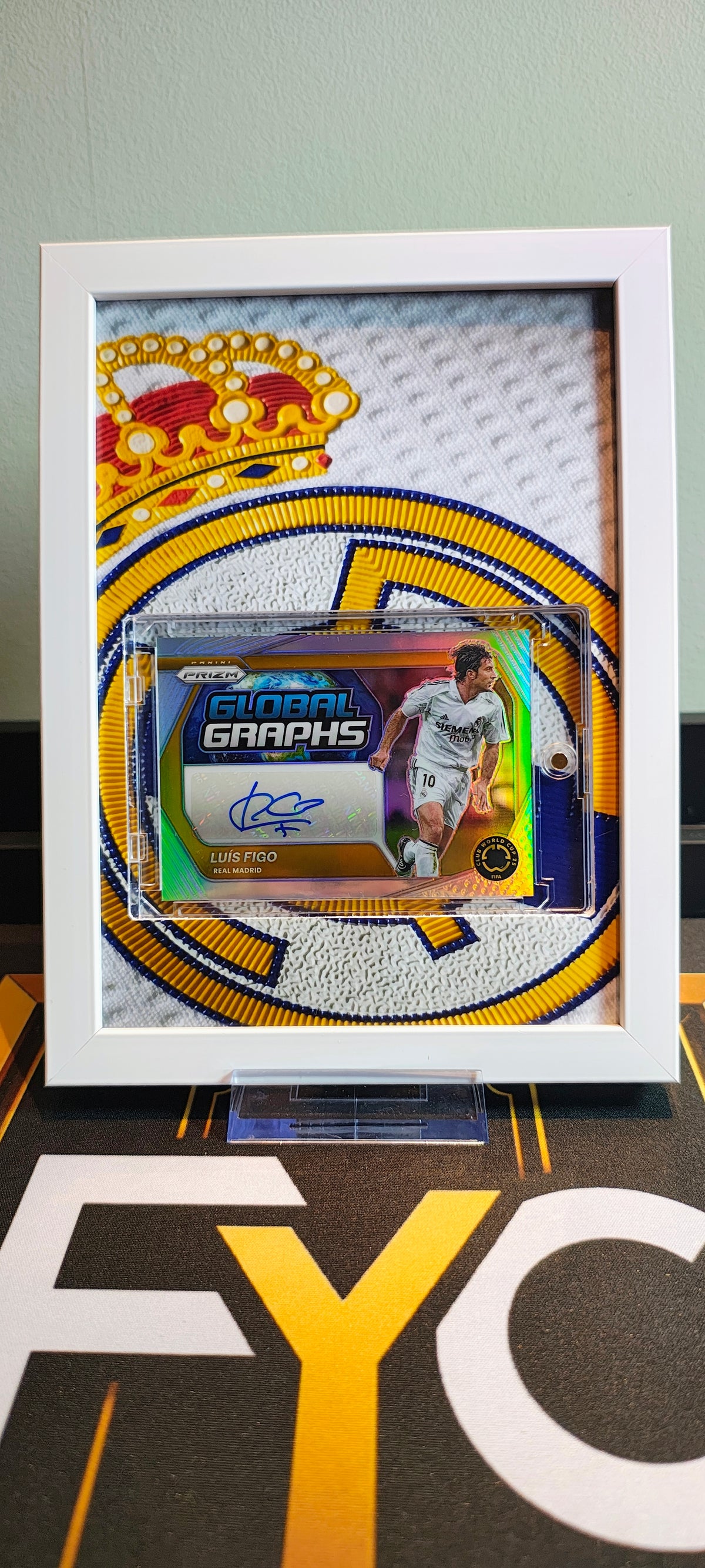 Luis Figo autograf /49 – Panini Prizm Global Graphs i Real Madrid-ramme