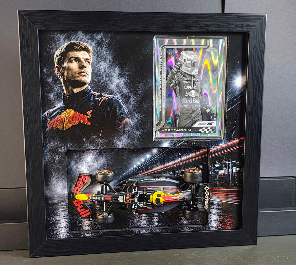 Max Verstappen / Red Bull F1 – Topps Chrome i eksklusiv samleramme